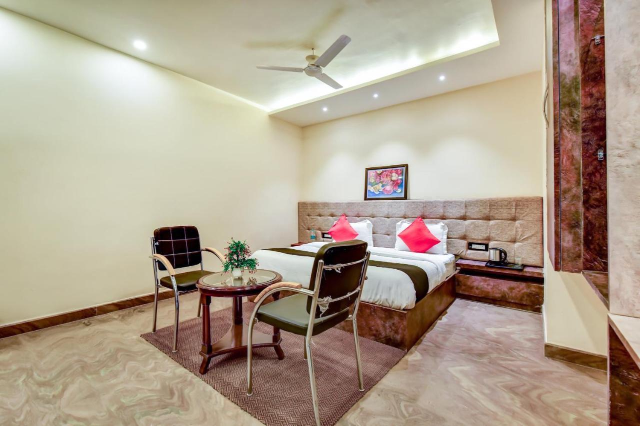 Capital O 73835 Hotel Frontier Royal & Banquet Tirath Exterior foto
